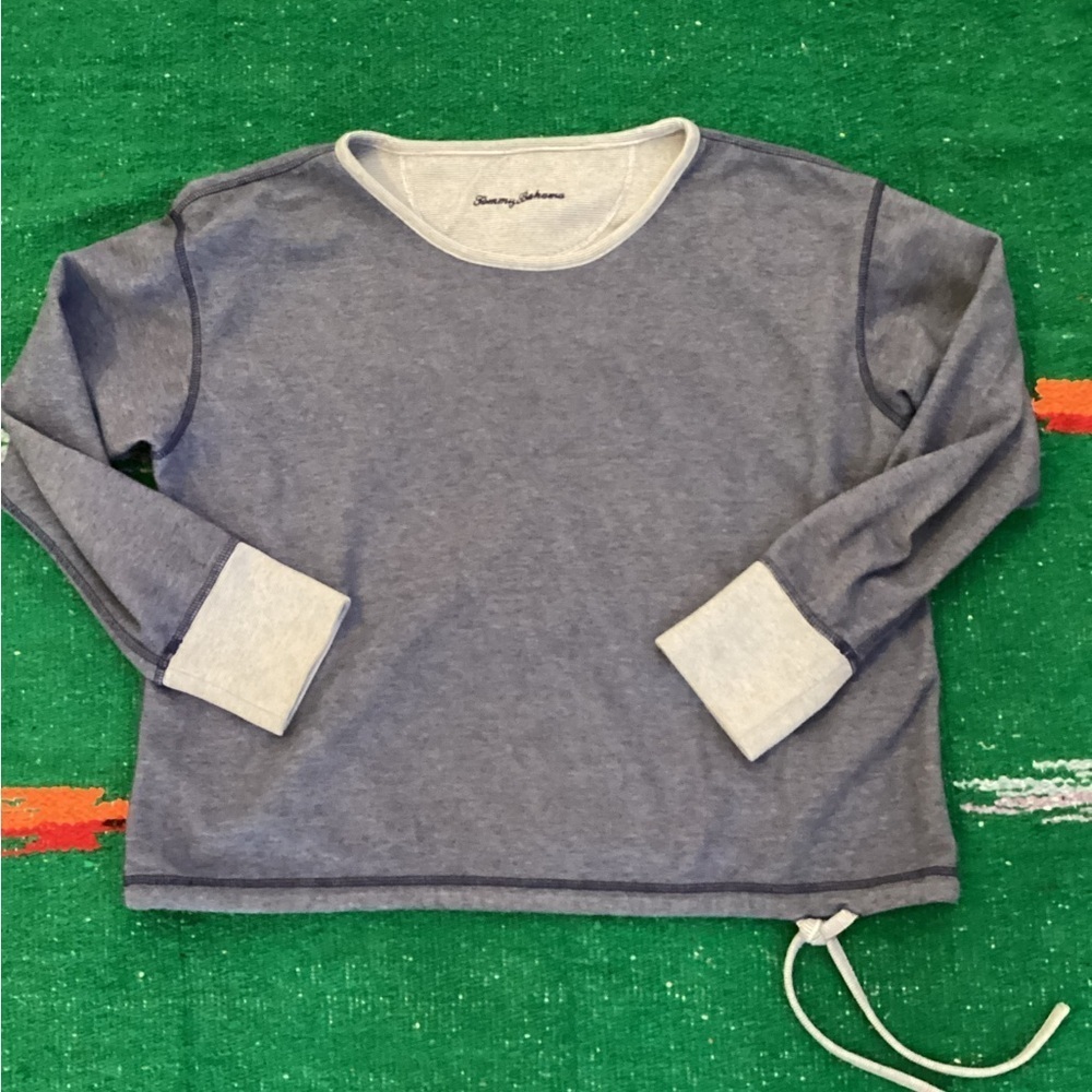Tommy Bahama Heathered Blue reversible sweatshirt-SZ L
Pit to pit 21”
Length 20”